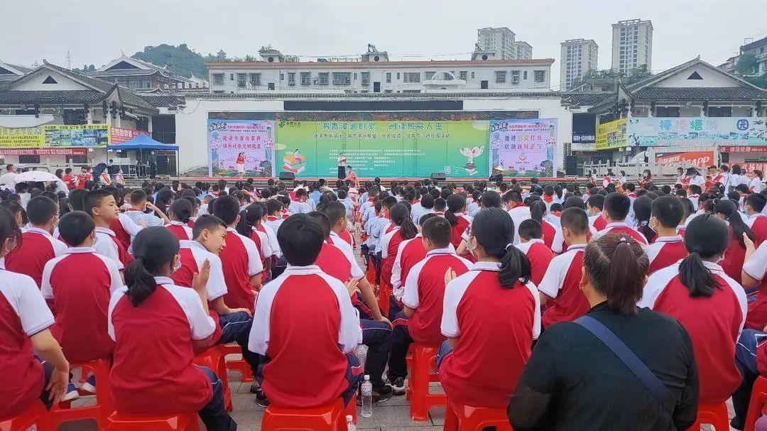 张家界市第十三届图书巡展暨全民阅读·绿书签进校园活动启动